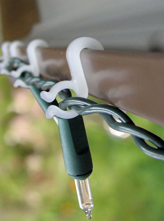 simple-tips-when-hanging-christmas-lights-on-gutters